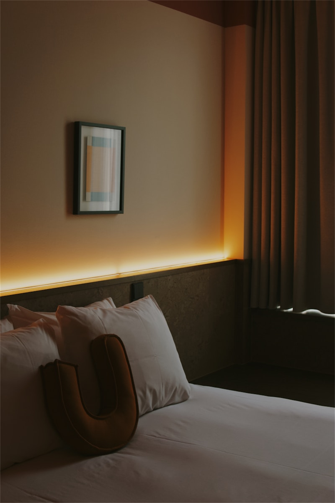 Soft eye-friendly LED floor lamp