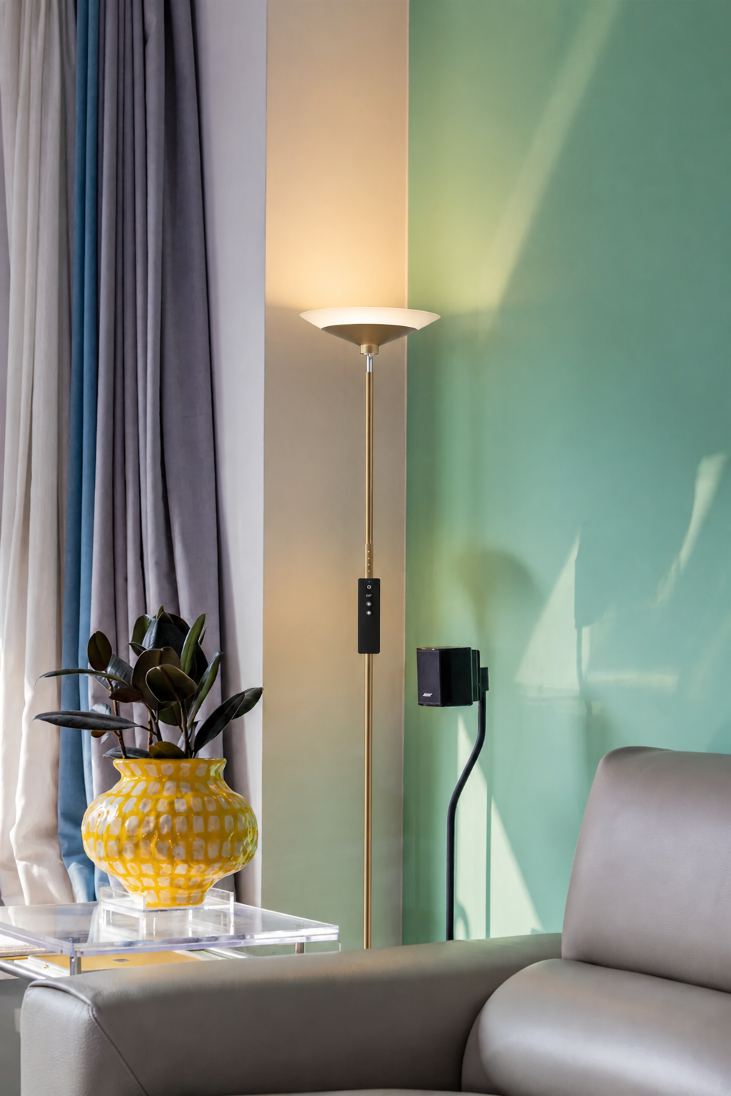 Adjustable floor lamp lighting angle
