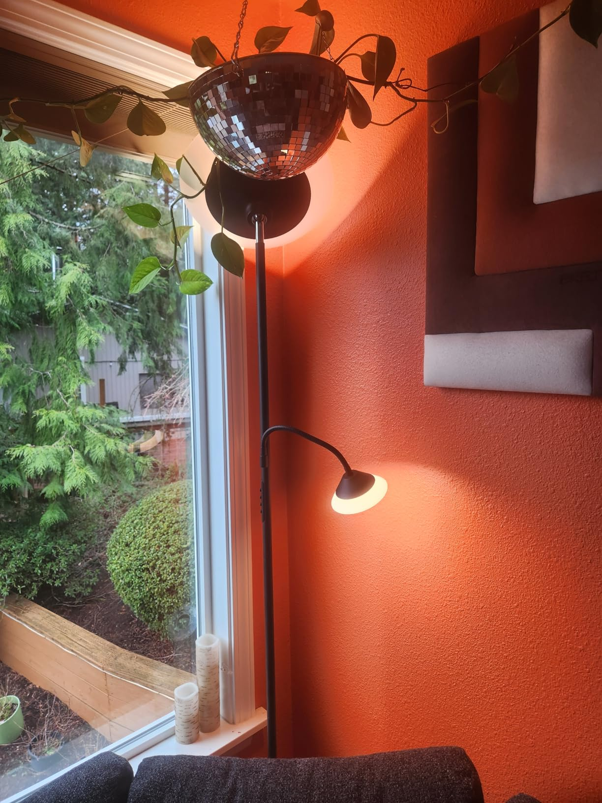 Black SIBRILLE 2-in-1 floor lamp lighting a window corner