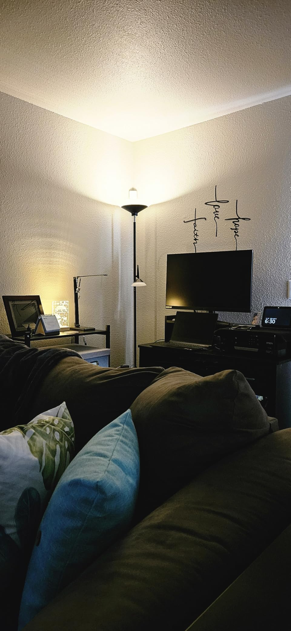 SIBRILLE 2-in-1 floor lamp adding warm light in a home office