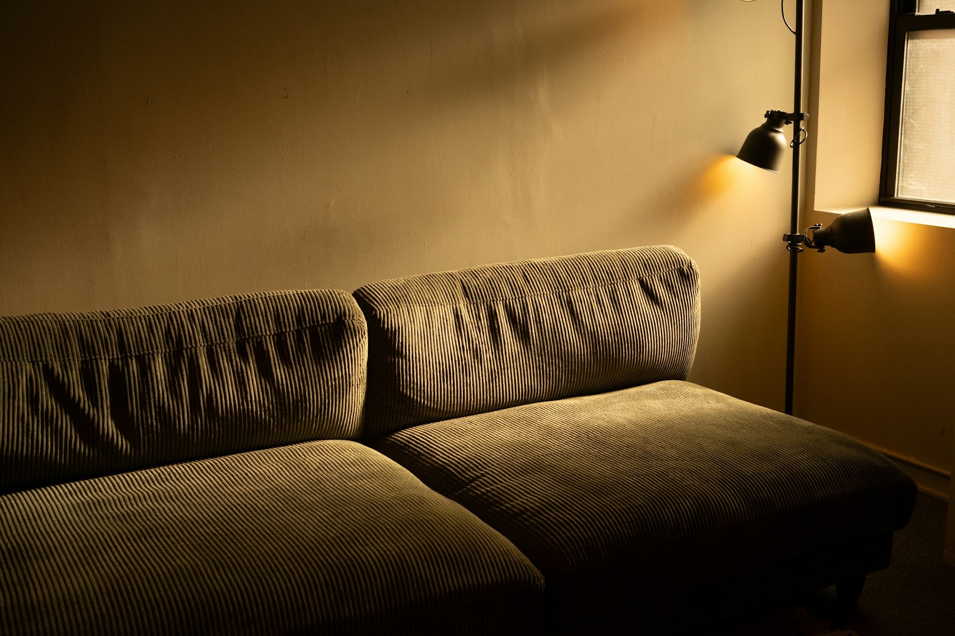 Warm sofa scene with SIBRILLE floor lighting